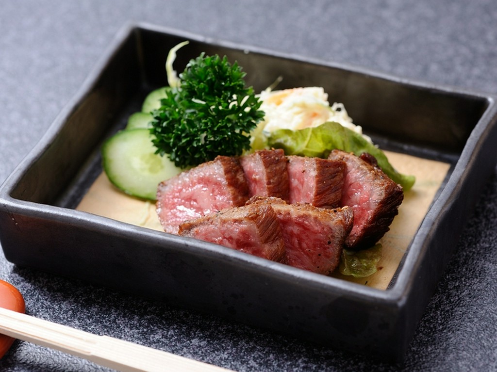 上質なお肉を絶妙なロゼ色に仕上げた『阿波牛ひと口焼き』