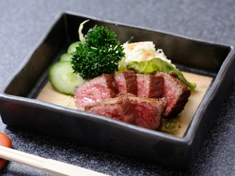 上質なお肉を絶妙なロゼ色に仕上げた『阿波牛ひと口焼き』