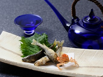 鮎の持つ苦みも美味しさとなった『子鮎から揚げ』