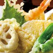 日本料理一筋の店主が手間ひまをかけた料理を、肩肘をはらずゆっくり味わうことができます。素材の旨味を引き出したおいしい料理で、どんどん箸がすすみます。