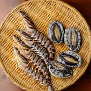 新鮮な食材を使うことがお店のこだわり。毎日市場より仕入れる魚介類は、地元近海で獲れたものや全国から集まった旬のもの。素材の旨味が活きた料理に仕上げられ提供されています。