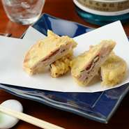 徳島県産のレンコンを使用。梅干しや鶏のつみれをはさんだ【紺屋町　のだ】の名物料理のひとつ。