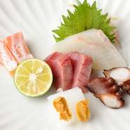 その日市場より目利きして仕入れた新鮮な魚介類5種類を盛り合わせた一品。