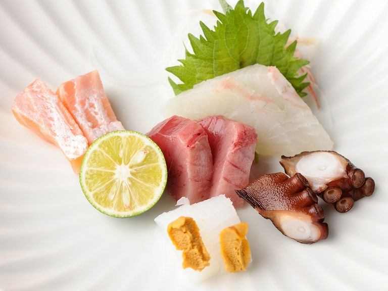 訪れた人の多くが注文する人気の『今日のええとこ盛り合わせ』