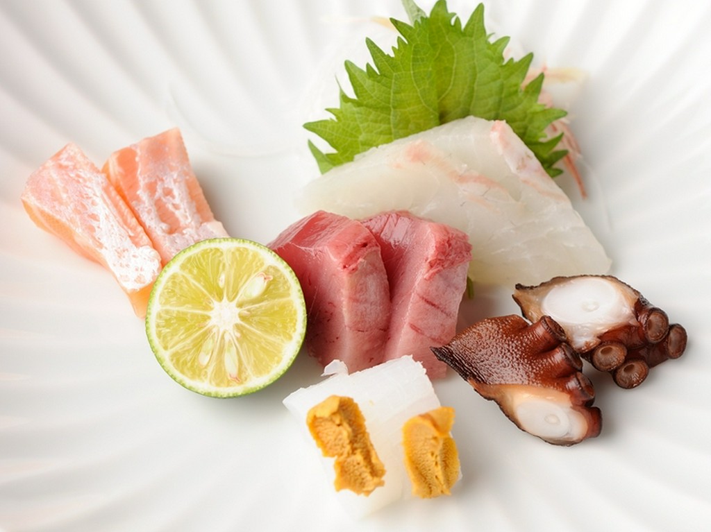 訪れた人の多くが注文する人気の『今日のええとこ盛り合わせ』