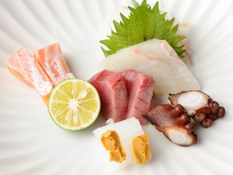 訪れた人の多くが注文する人気の『今日のええとこ盛り合わせ』