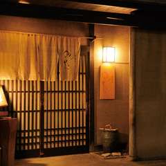 木の温もりが伝わる、落ち着いた趣のある入口