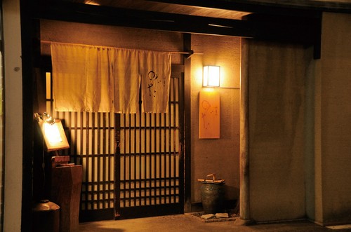 木の温もりが伝わる、落ち着いた趣のある入口