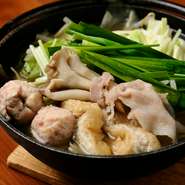 丁寧に鶏ガラからとったスープがベース。豚肉や鶏つみれ、野菜など具材をたっぷり入れた味わい深い逸品。〆のラーメンがおすすめの鍋です。ぜひご賞味ください。