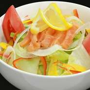【選べるドレッシング】 (ごま・シーザー・青じそ)ドレッシング
新鮮な野菜がたっぷりのサラダに『マリネ・サーモン』をトッピング!!
サーモンの旨味とみずみずしいサラダをご賞味下さい。