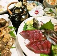 【喜助】のメニューには、例えば温度や湿度といったその日の条件を見たうえで「今食べて頂きたいもの」が並びます。仕入れに行き、たくさんの魚の前に立ち、考え、感じることで、本日のメニューができあがります。