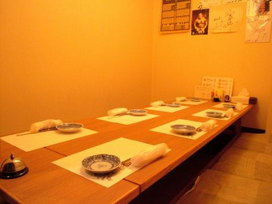 2〜16名様用個室は掘りごたつ席。飲み放題付コースは4000円〜