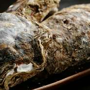 岩牡蠣の中でも徳島産は大きいことで有名。真牡蠣と違い、一度に産卵しないので、夏でも味は濃厚です。