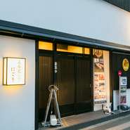 仙台駅から徒歩3分。本店の近くに位置する【三水苑　にごう】は、日本料理店のような黒と白のシックな外観が目印です。木目を基調にした店内は、焼肉店らしからぬ雰囲気で、大人カップルにおすすめです。