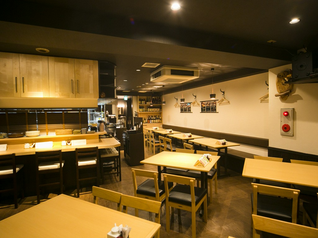 落ち着いたシンプルモダンな店内。大人のしっとりした雰囲気です