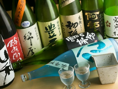 東北の地酒が常時18種も。さらに季節限定の品種も楽しめる