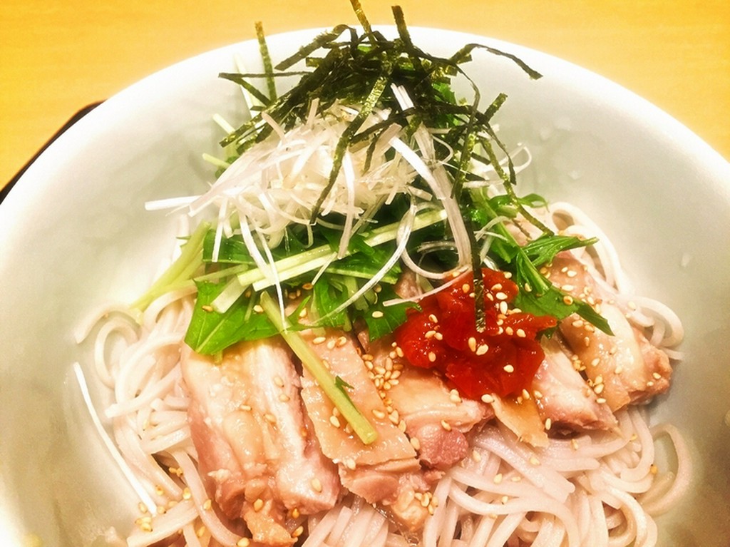 夏の人気メニュ－『特製　冷やし鶏そば』梅肉がアクセント♪