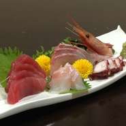 その日仕入れた新鮮魚をお刺身で。
県内外の旬の魚を使用しています。
日本酒との相性が抜群です。
小1050円/大1980円