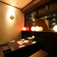 掘りごたつ式でゆったり過ごせる個室の利用が可能です。周囲を気にせずおしゃべりが楽しめる空間は女子会にもぴったり。ヘルシーな料理を味わいながら楽しいひとときを過ごすことができます。