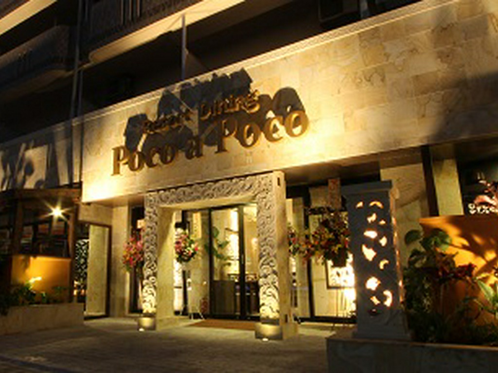 ライトアップされた幻想的な外観はバリのリゾートホテルの雰囲気