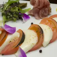 仕上げにサッと炙ることでトマトは甘味が増しモッツァレラチーズはとろける食感に。女性に人気のメニュー。