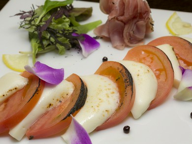 サッと炙ったトマトとチーズが旨い『カプレーゼの生ハム添え』