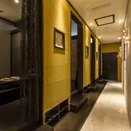 バリから取寄せたインテリアで彩られた店内はのんびり過ごせる大人のくつろぎ空間です。おしゃれな雰囲気でヘルシーな料理が味わえるから女性に人気。デートや女子会にもぴったりなお店です。