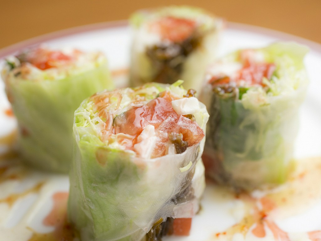 あっさりとした味が、女性に大人気　『サーモン生春巻』
