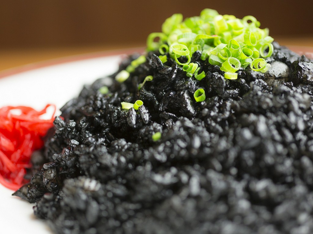 磯のほのかな香りが食欲をそそる　『イカスミチャーハン』