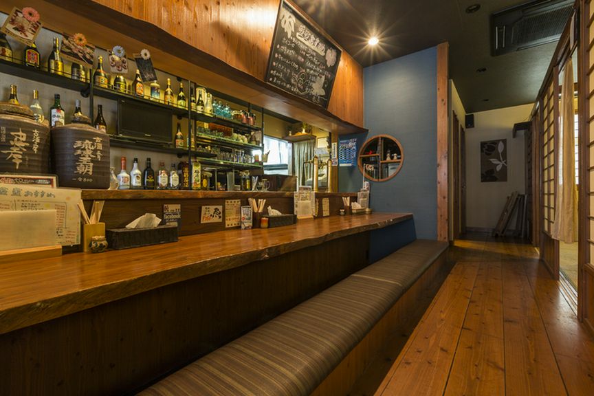 シックで落ち着ける雰囲気の店内で、ゆっくりとお酒を楽しめます
