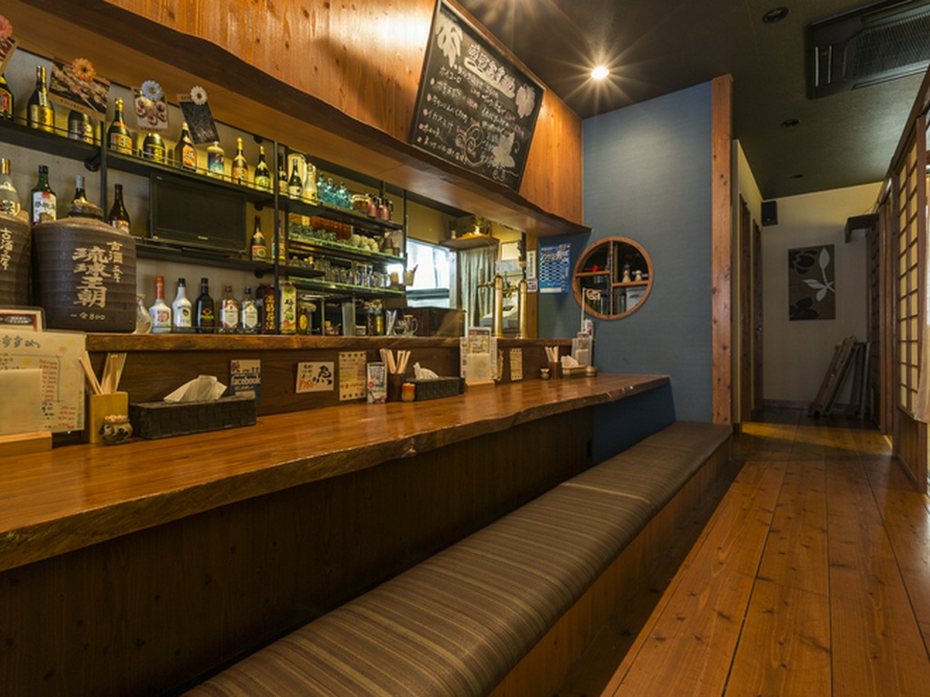 シックで落ち着ける雰囲気の店内で、ゆっくりとお酒を楽しめます