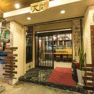 コザ高校からほど近いところにある海の幸をたっぷりと楽しめる居酒屋。駐車場は60台分完備、店内は最大で220名まで入ることができるかなりの大型店です。誰でも気軽に入れるアットホームで落ち着ける雰囲気。