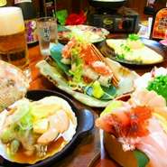 出てきた料理のインパクトも大きいさまざまな名物人気メニュー。豊富なおつまみ＆食事にセットできる飲み放題が特におすすめ。更に、1時間単位の延長も、追加料金で対応可能。大満足の宴会が開けます。