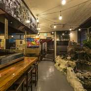 和気あいあいと過ごせる店内は、カップルでの食事も気軽に過ごせます。どのメニューも取分けて食べるのに十分なボリューム。女性に人気のカクテルも充実。美味しい食事とお酒で会話も弾みます。