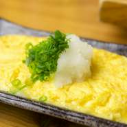 超濃厚の昆布と鰹の一番だしと玉子が同じ割合でつくるだし巻き。噛まずに消えるふわとろ食感が絶品です。