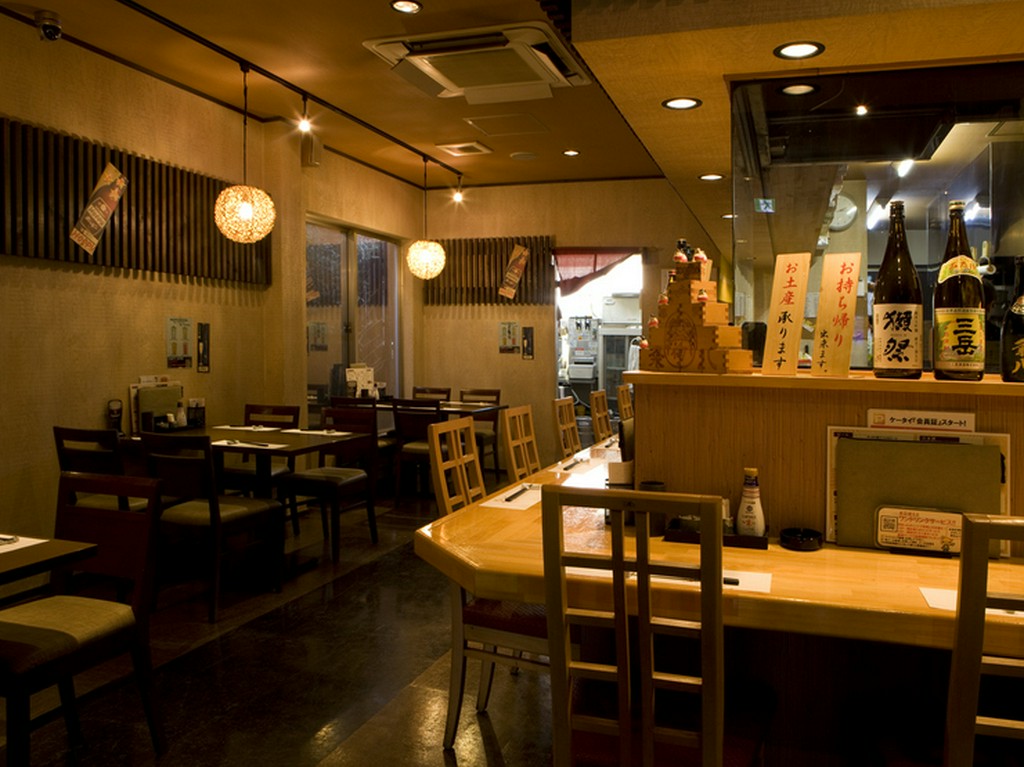 広々としたカウンターで一人で気軽にちょっと一杯