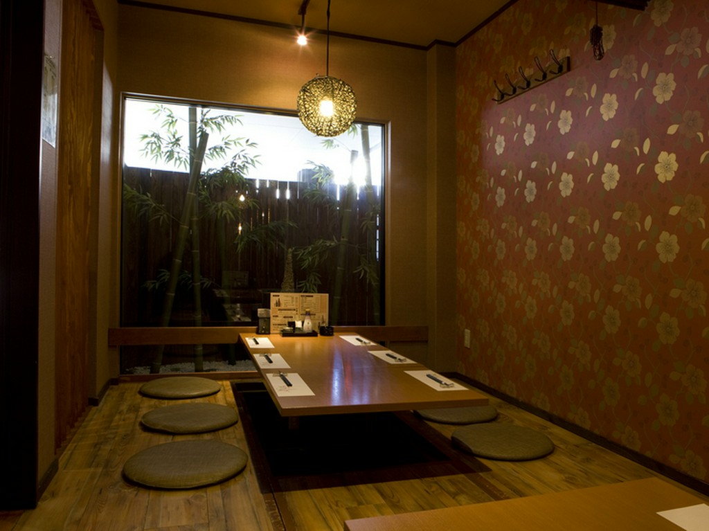 坪庭を眺められる落ち着ける個室は家族連れにもぴったり