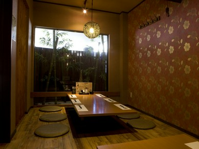 坪庭を眺められる落ち着ける個室は家族連れにもぴったり