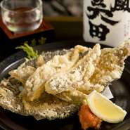 かれいを５枚におろして身はさっと揚げ、骨は約20分、パリパリになるまでしっかり揚げています。