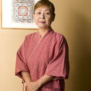 接客担当の女将は晴山まつ子さん。お客の要望を事前に感じ取りつつ、細やかに対応してくれるからうれしい。
