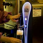 マイナス２～０度の生ビール、アサヒのエキストラコールドを堪能できる最新のビールサーバーを導入しています。キンキンに冷えた生ビールをどうぞ。