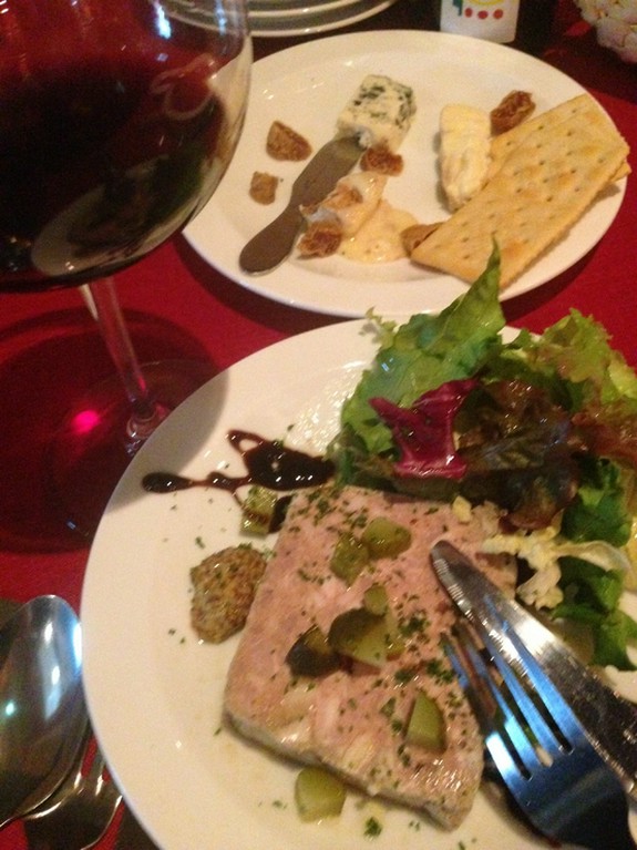 おいしいワインとお肉料理。会社帰りにホッとひと息つけるお店