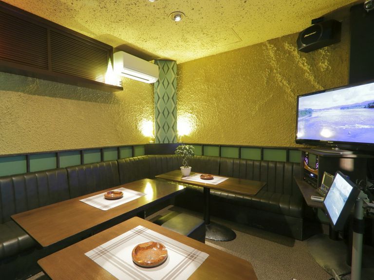 店内にシックなインテリアのカラオケルーム