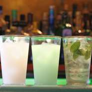 お酒はもちろん！ソフトドリンクも充実！飲み放題２時間で3000円！現金のお支払いは200円オフでお得。広い個室（16名×２室）もあり！女子会、忘年会や新年会、お疲れ様会などごゆっくりご利用ください。