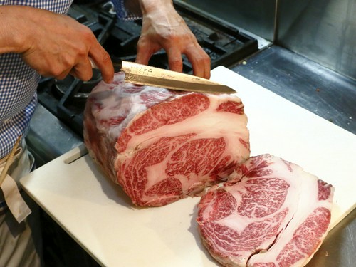 バーなのに、牛肉にはレストラン以上のこだわり