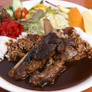 お店の名物『スペアリブカレー』