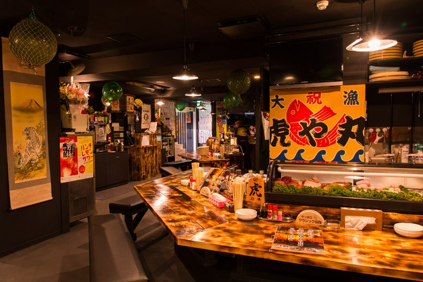 港町ならではのインテリアが施された、活気のある店内