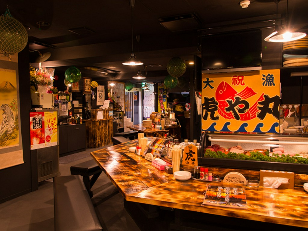 港町ならではのインテリアが施された、活気のある店内