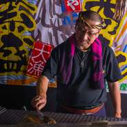 料理ができあがるまでの時間も楽しめるのが、炉端焼きの醍醐味。オープンキッチンスタイルなので、調理の様子も眺めつつ、漂う香りや音など、待っている間も五感を刺激するパフォーマンスが楽しめます。