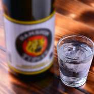 新鮮な魚介類を使った料理によく合うお酒の種類も豊富。釧路や根室の地酒をはじめ、全国各地の地酒がそろっています。なかには「かめ」に入った焼酎もあり、焼酎好きにはたまらない品ぞろえです。